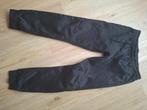 Een lange broek, Ophalen, Zwart, Gedragen, Maat 46 (S) of kleiner