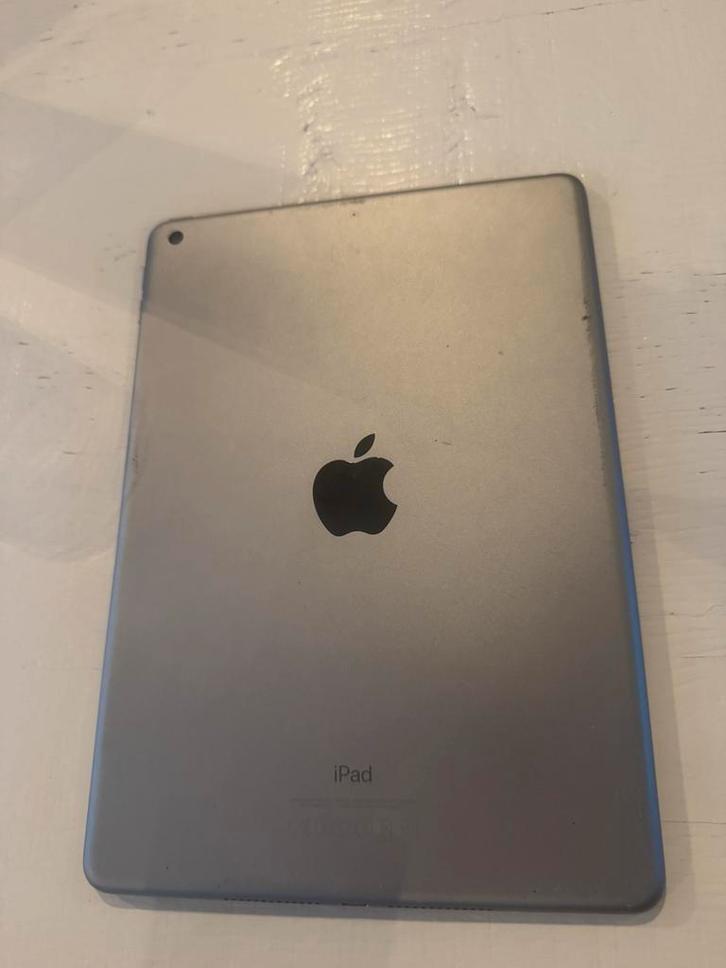 Apple iPad (5e generatie) 9.7 inch - Model A1822, Computers en Software, Apple iPads, Gebruikt, Apple iPad, Wi-Fi, 9 inch, 32 GB