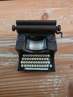 Terug
Vintage- Miniatuur TYPEMACHINE PLAY/ME - Met puntslijp, Antiek en Kunst, Antiek | Kantoor en Zakelijk, Ophalen of Verzenden