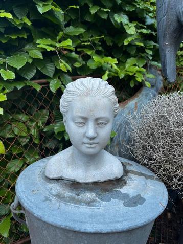 Vrouw,borstbeeld,tuin beschikbaar voor biedingen