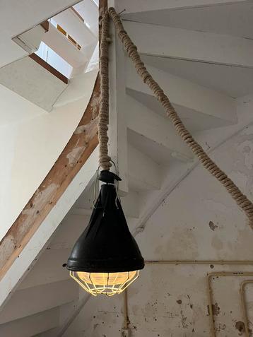 Industriele hanglamp beschikbaar voor biedingen