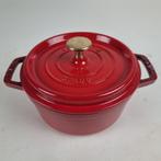 Staub Braadpan Ø 18 cm-1,7L in kersenrood, Huis en Inrichting, Keuken | Potten en Pannen, Ophalen, Gietijzer, Nieuw, Keramische plaat