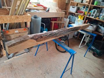 Unieke boomstam balk met schors 292x11x14 beschikbaar voor biedingen
