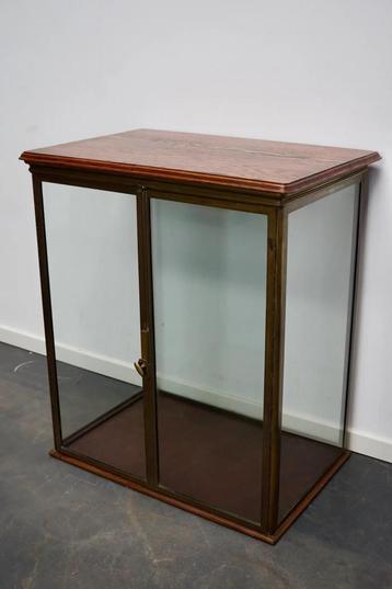 Antieke Franse winkelvitrine van glas en messing beschikbaar voor biedingen