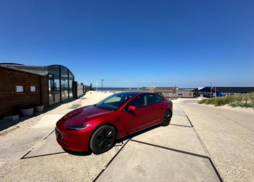 Tesla Model 3 Highland 2024 Ultra Red RWD nieuwstaat, Auto's, Tesla, Particulier, Model 3, Elektrisch, Sedan, Automaat, Origineel Nederlands