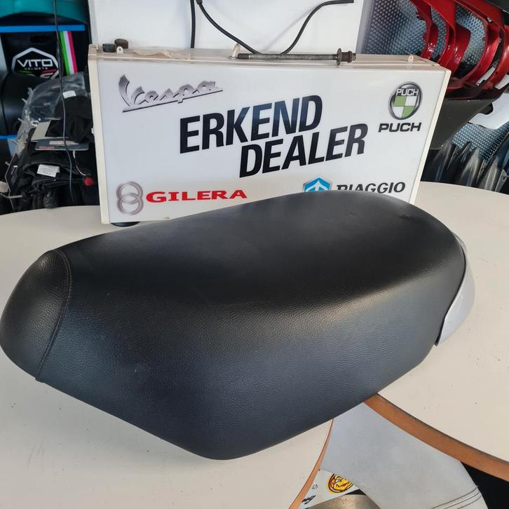 Aprilia amico buddyseat zadel nette staat zilver grijs, Fietsen en Brommers, Brommeronderdelen | Scooters, Gebruikt, Aprilia, Zadel