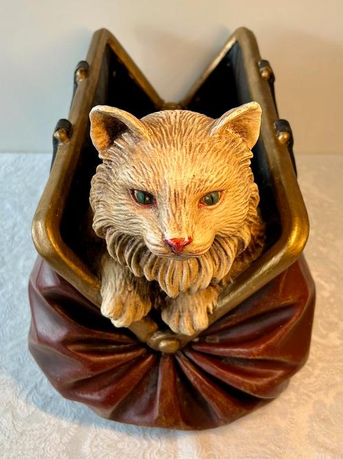 Kat in tas sculptuur, Antiek en Kunst, Kunst | Beelden en Houtsnijwerken, Ophalen of Verzenden
