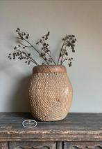 Oude rieten mand vismand gevlochten stoer sober landelijk