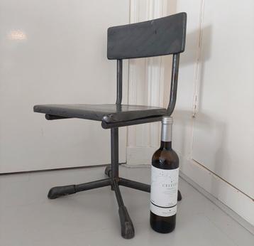 Vintage Kinderstoeltje Grijs Schoolstoel Retro Stoeltje beschikbaar voor biedingen