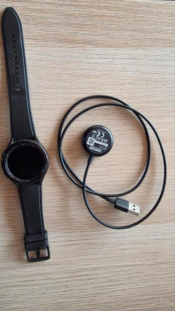 Samsung Galaxy Watch 4 Classic 46mm + Oplader, Sieraden, Tassen en Uiterlijk, Smartwatches, Gebruikt, Android, Zwart, Afstand