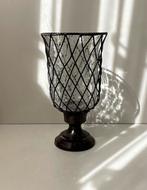 Groot sfeervol metalen windlicht met glazen kaarsenhouder, Huis en Inrichting, Woonaccessoires | Kandelaars en Kaarsen, Ophalen