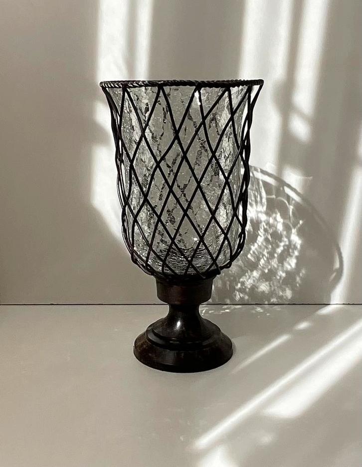 Groot sfeervol metalen windlicht met glazen kaarsenhouder, Huis en Inrichting, Woonaccessoires | Kandelaars en Kaarsen, Zo goed als nieuw