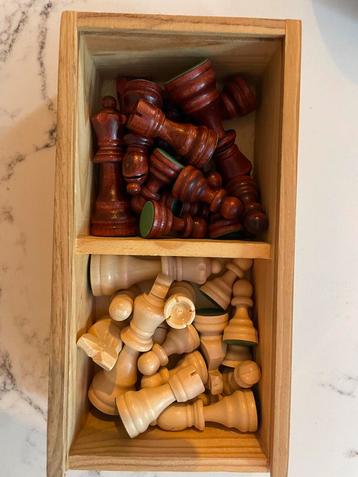 Houten Schaakstukken in Doos beschikbaar voor biedingen