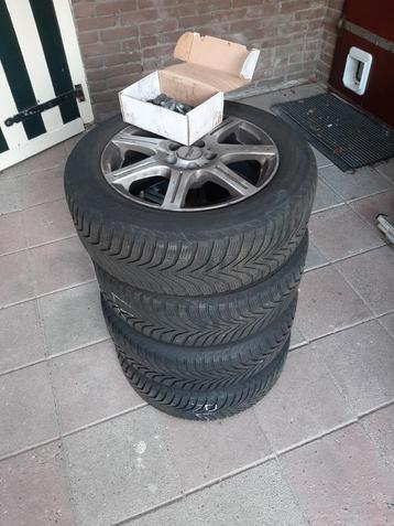 Winterbanden Vredestein 15 inch met wieldoppen beschikbaar voor biedingen