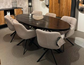 Zwarte ovale eettafel inclusief draaibare stoelen!AANBIEDING beschikbaar voor biedingen