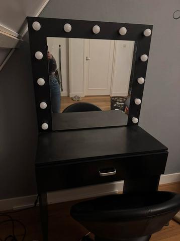 Kaptafel met spiegel beschikbaar voor biedingen