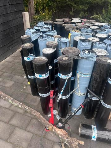 Dakrollen onderlaag.  En bitumen rol met minerale beschikbaar voor biedingen