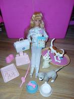 Barbie Mattel dierenarts 1996, inclusief hondenaccessoires+, Kinderen en Baby's, Speelgoed | Poppen, Ophalen of Verzenden, Zo goed als nieuw