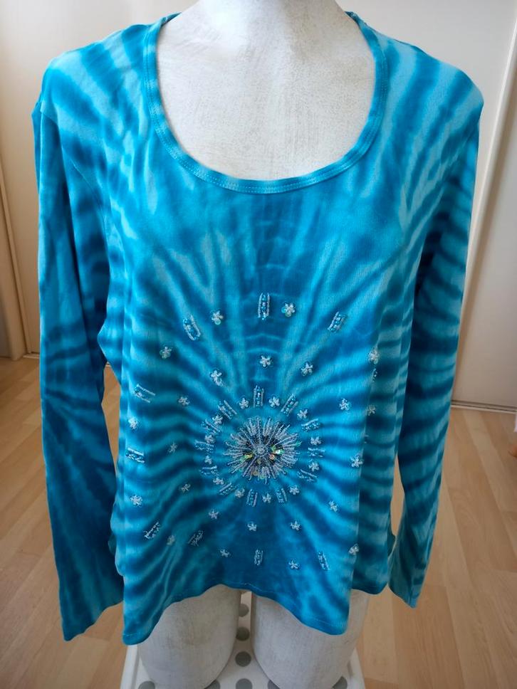 Batik shirt maat 44-46 met lange mouwen en kraaltjes borduur, Kleding | Dames, T-shirts, Zo goed als nieuw, Maat 42/44 (L), Blauw