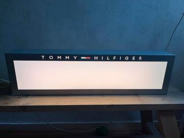 Tommy Hilfiger Vintage Lichtbak Reclame beschikbaar voor biedingen
