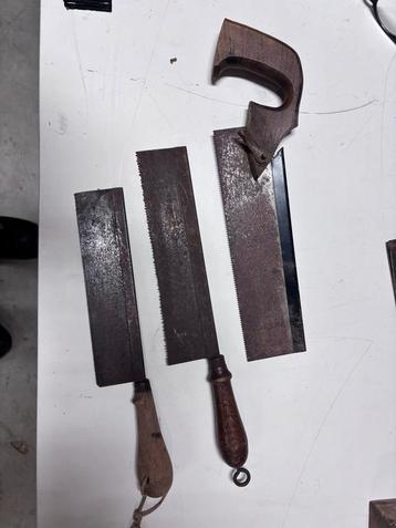 Drie oude kapzaagjes en zettangetje beschikbaar voor biedingen