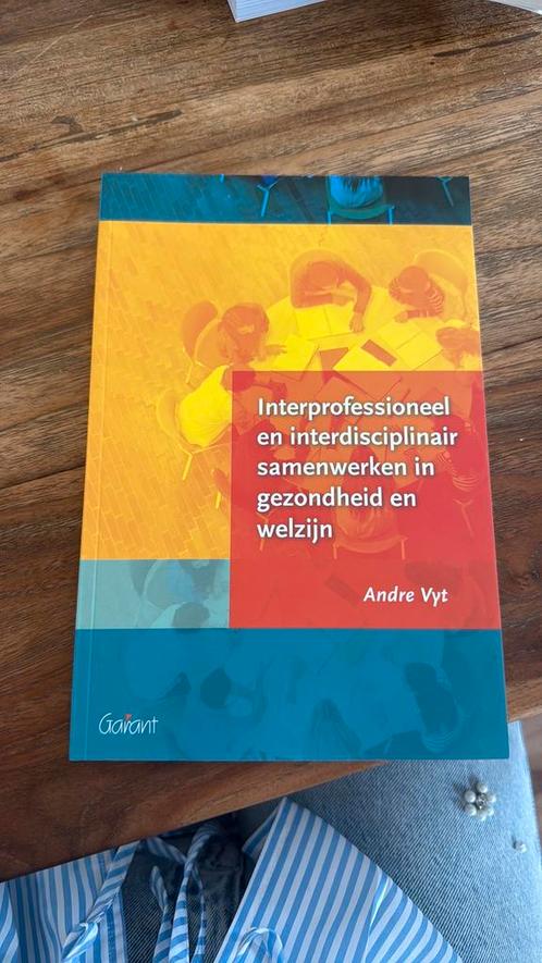 Interprofessioneel en interdisciplinair samenwerken in gezon, Boeken, Politiek en Maatschappij, Zo goed als nieuw, Maatschappij en Samenleving
