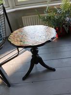 Brocant houten tafeltje met bewerkt blad, Ophalen
