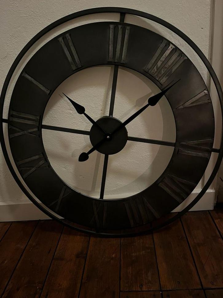 Grote Zwarte IJzeren Wandklok - 80 cm Doorsnee, Huis en Inrichting, Woonaccessoires | Klokken, Zo goed als nieuw, Wandklok, Analoog