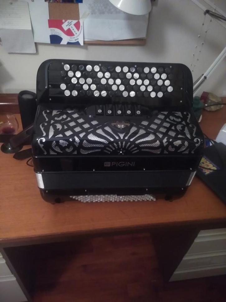C-griff pigini accordeon, Muziek en Instrumenten, Accordeons, Zo goed als nieuw, 120-bas, Overige merken, Met koffer, Met riemen