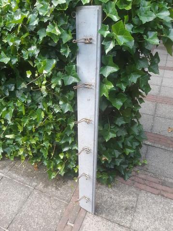 Kapstok uit oude bedstee beschikbaar voor biedingen