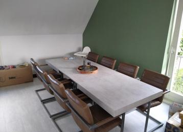 Eettafel en 8 stoelen beschikbaar voor biedingen
