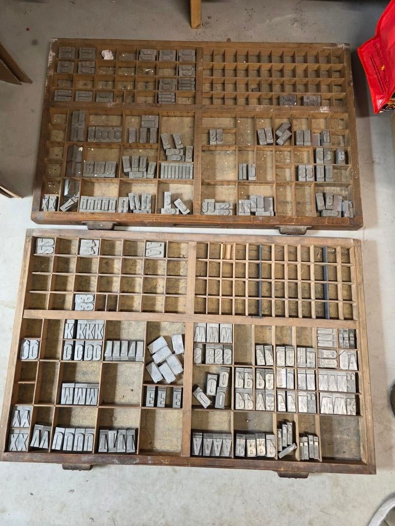 2 oude letterbakken met metalen letters, Antiek en Kunst, Ophalen of Verzenden