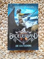 John Flanagan - De Outsiders, Ophalen of Verzenden, Gelezen