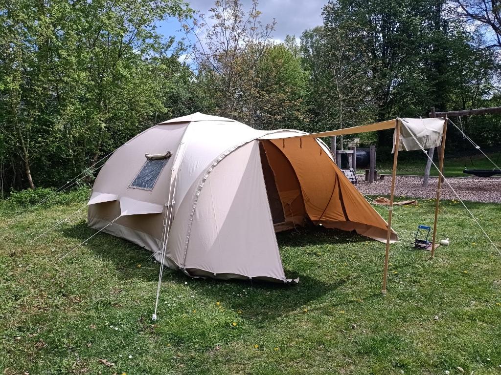 Karsten 300 opblaastent, Caravans en Kamperen, Tenten, Ophalen, Gebruikt, Tot en met 4