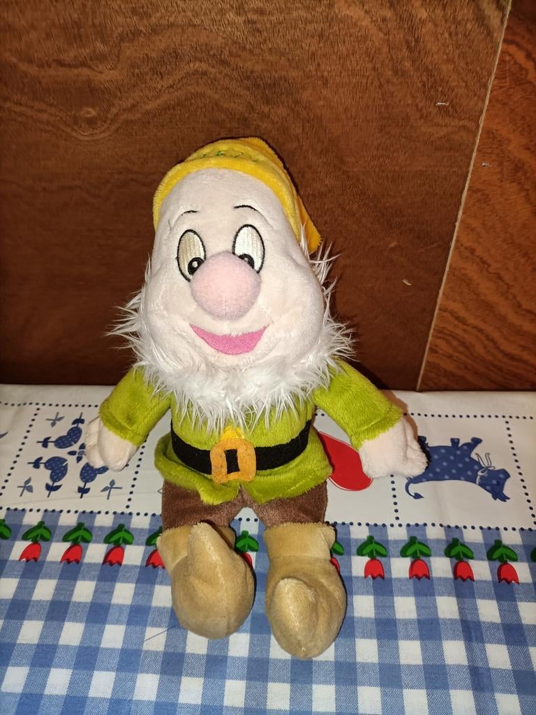 Dwerg Sneezy knuffel van Sneeuwwitje en de 7 dwergen, Ophalen of Verzenden, Zo goed als nieuw, Overige typen
