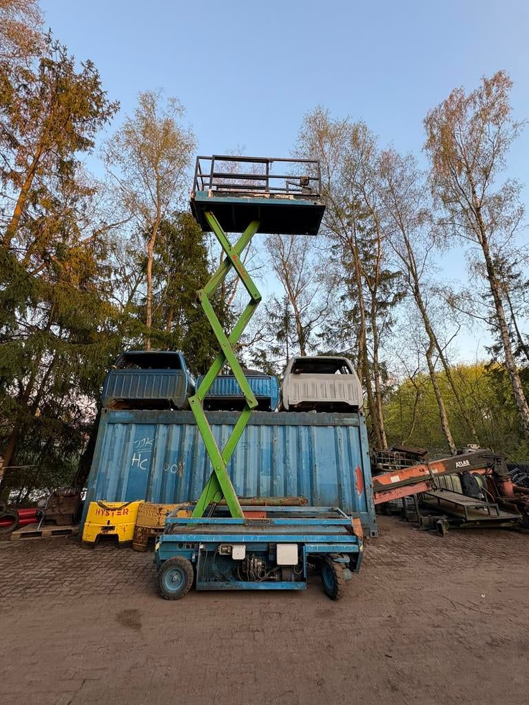 Hoogwerker. Schaar hoogwerker. Holland lift, Ophalen, Gebruikt, IJzer