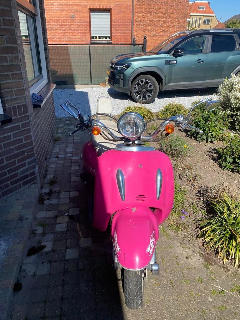 Roze scooter - She's in Vogue, Fietsen en Brommers, Ophalen, Gebruikt, Benzine, Overige merken