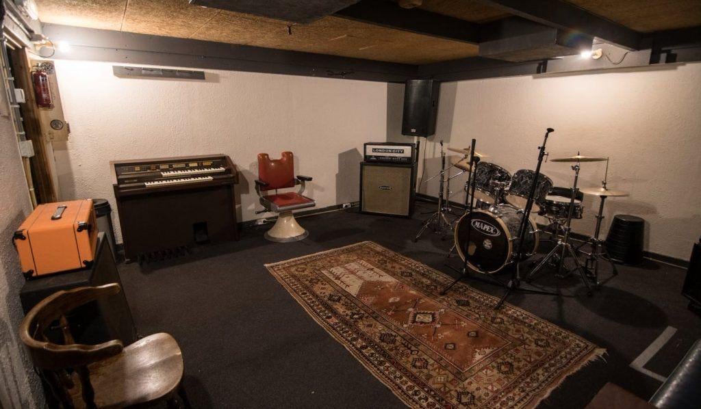 Repetitie ruimte /oefenruimte gezocht voor muzikant/band, Muziek en Instrumenten, Overige Muziek en Instrumenten, Gebruikt, Ophalen