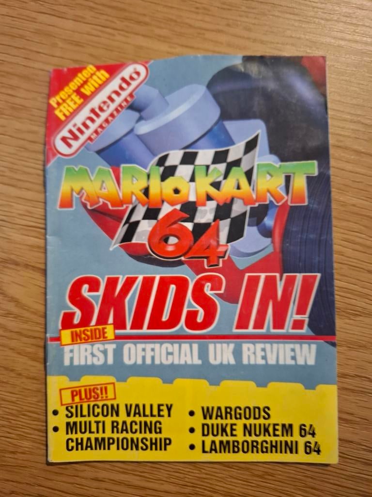 Mario Kart 64 Skids In! Nintendo Magazine Gids, Spelcomputers en Games, Games | Nintendo 64, Gebruikt, Overige genres, Ophalen of Verzenden