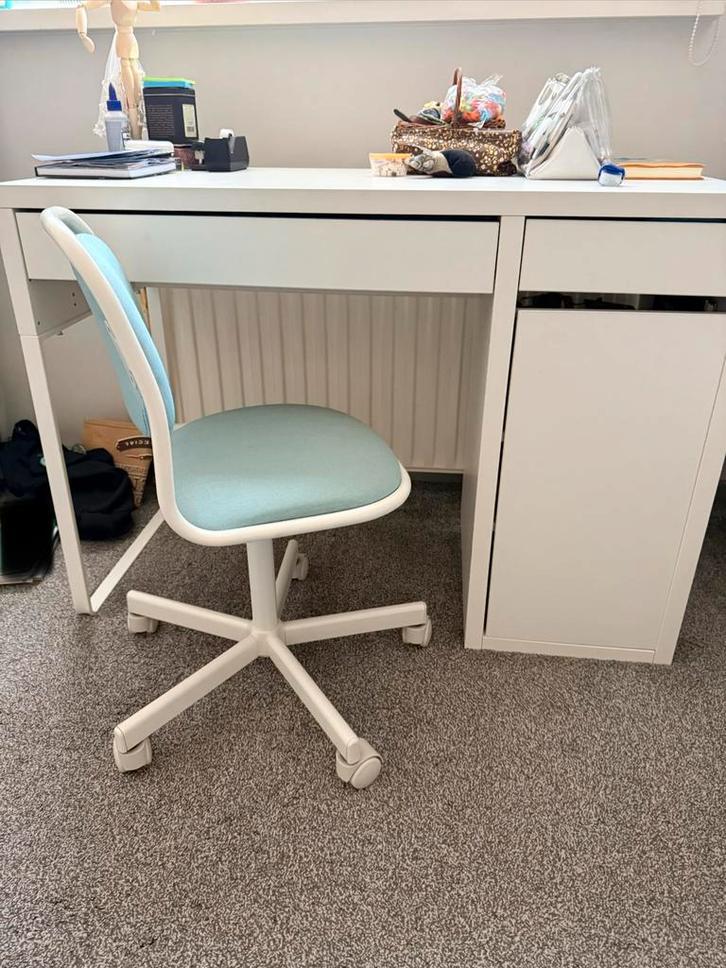 IKEA bureau wit met blauwe bureaustoel., Huis en Inrichting, Bureaus, Zo goed als nieuw, In hoogte verstelbaar, Ophalen