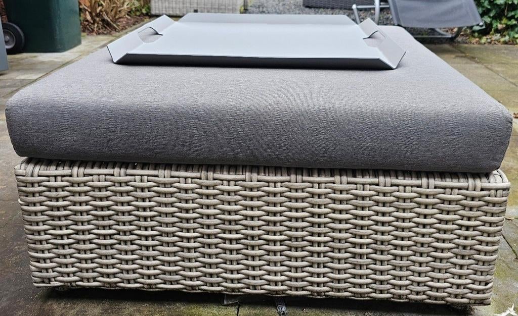 4 Seasons wicker tafel 85 x 85 x 25 met kussen en dienblad, Ophalen, Zo goed als nieuw