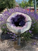 Amethist geode (6) van 59 kg,diep paars met bijz.calciet, Ophalen of Verzenden, Mineraal