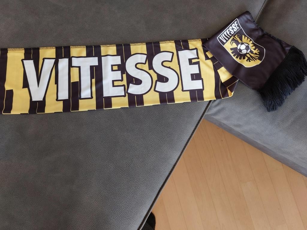 Vitesse sjaal met leus "Motten ze dan" van Theo Janssen., Ophalen of Verzenden, Nieuw, Vitesse, Vaantje of Sjaal