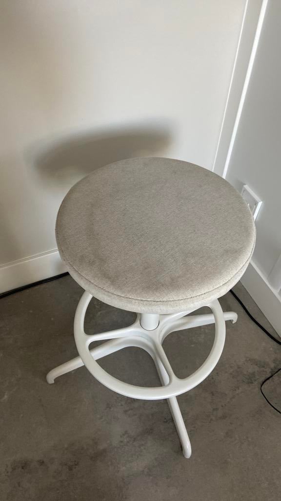 Witte ikea kruk verstelbaar, Huis en Inrichting, Ophalen of Verzenden, Zo goed als nieuw, Rond, Minder dan 55 cm