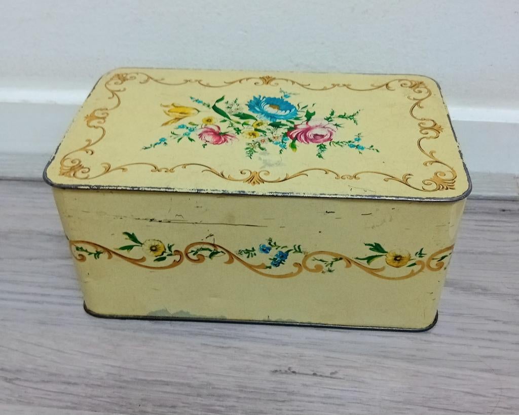 Oud brocante blik met bloemetjes en goud kleurige krullen, Ophalen of Verzenden, Gebruikt, Overige