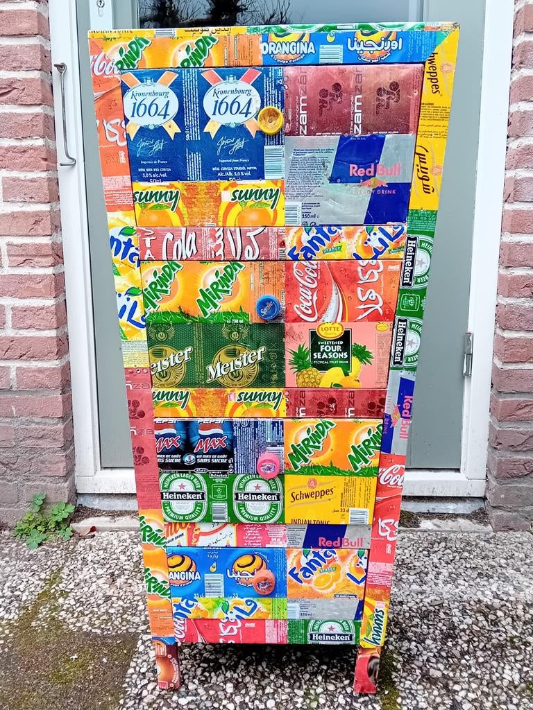 Ladekast van gerecyclede blikjes, Ophalen