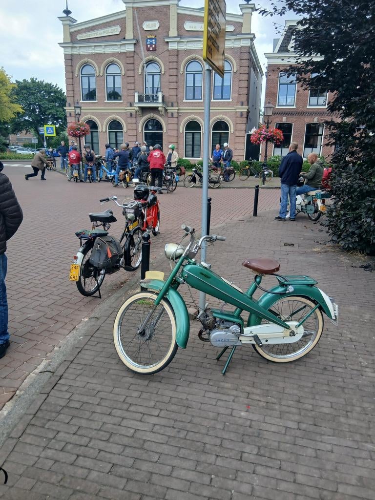Locomotief b211  unica, Maximaal 45 km/u, 49 cc, 1 versnellingen, Ophalen