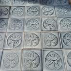 34 warmgrijze antieke wandtegels met lotus waterlelie