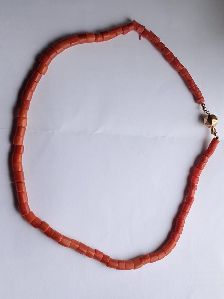 Bloedkoraal ketting met gouden slot 14kt, Sieraden, Tassen en Uiterlijk, Kettingen, Gebruikt, Ophalen of Verzenden, Met edelsteen