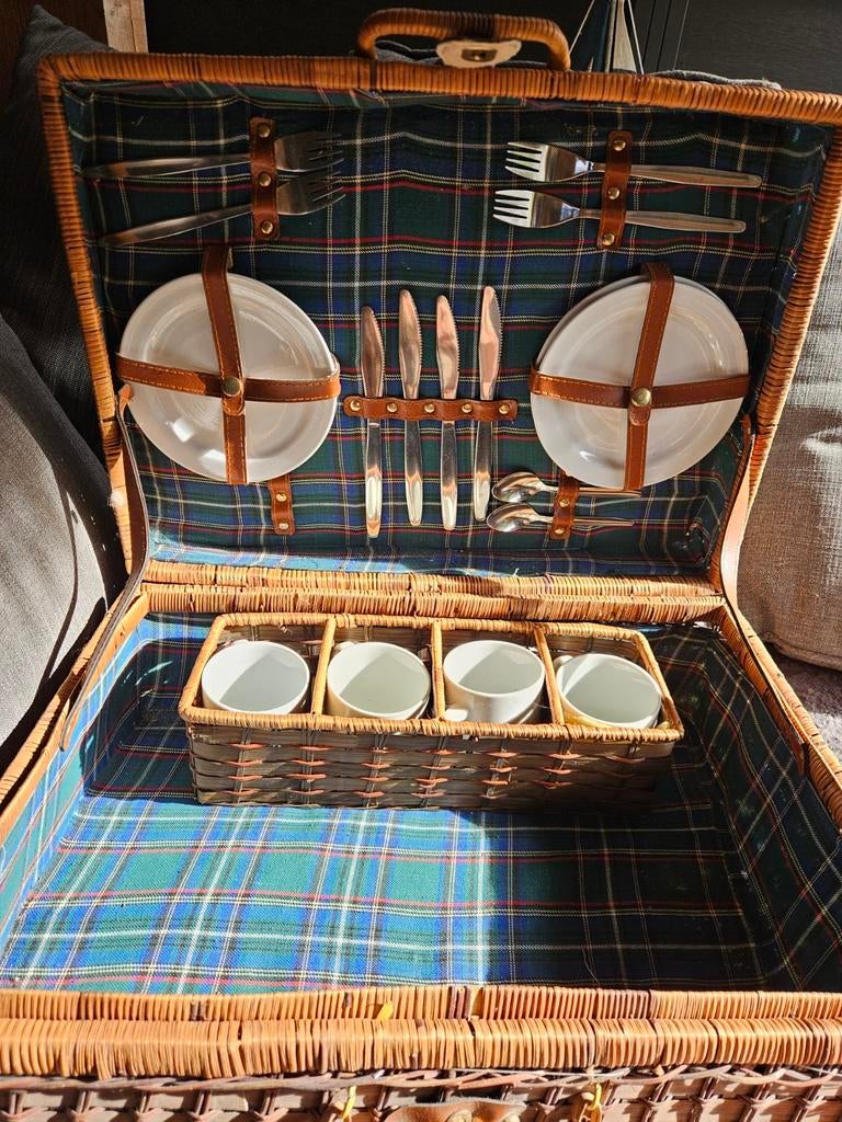 Vintage Picknickmand met Servies voor 4 Personen, Hobby en Vrije tijd, Picknickmanden, Zo goed als nieuw, Ophalen of Verzenden
